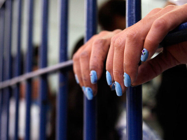 Qadın həbsxanasında biabırçılıq: mühafizəçi iki qadını sevişərkən tutdu