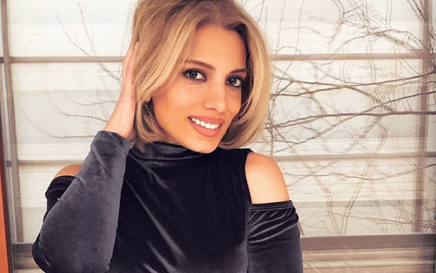 В Баку в автомобиле радиоведущей выбили стекло