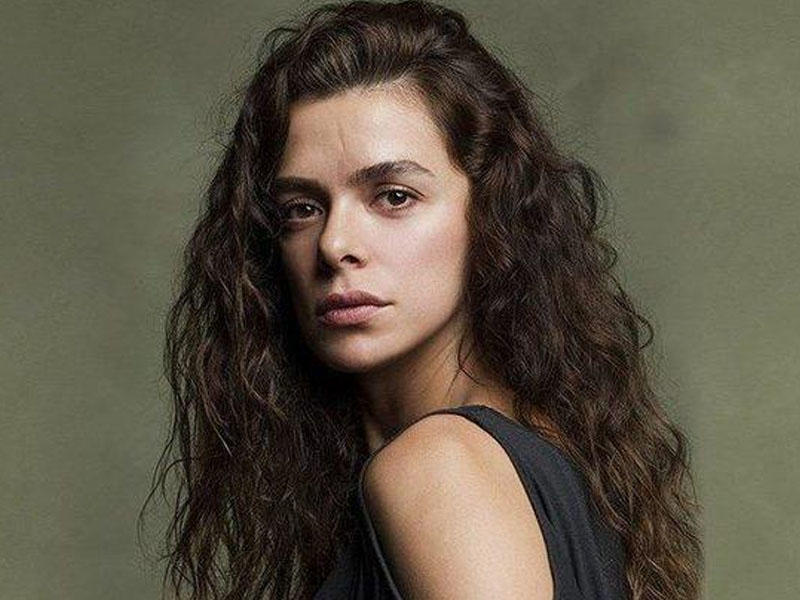 Özge üzündə ilbiz gəzdirdi - FOTO