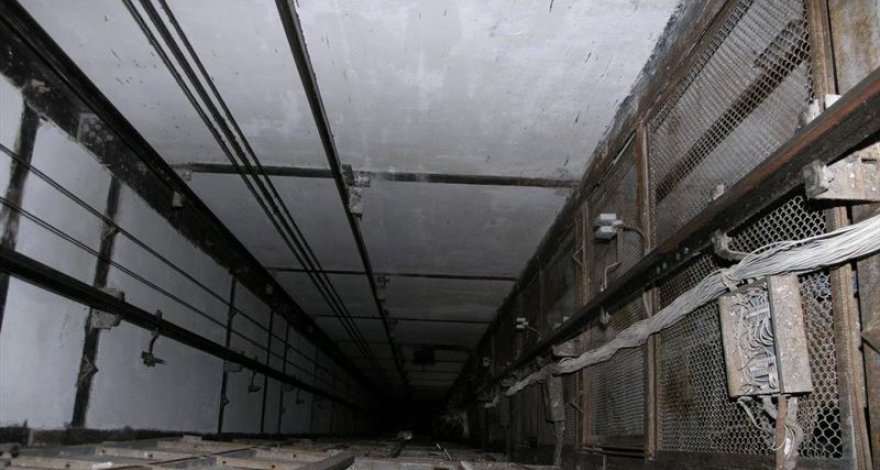 В России азербайджанец провалился в шахту лифта строящегося дома