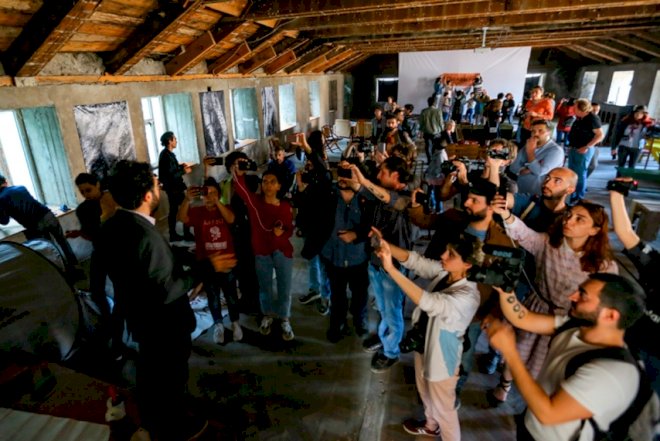 Gənclər sökülən binanın müdafiəsinə qalxdılar - Fotolar