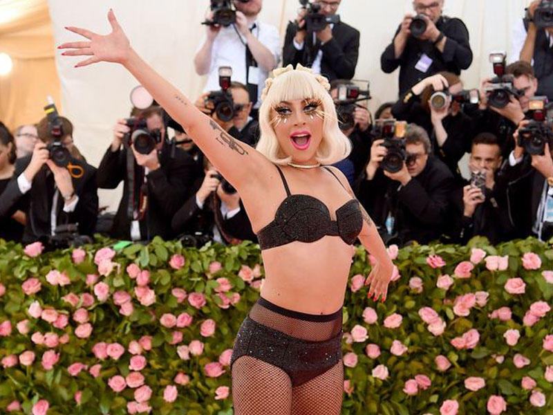 Ledi Qaqa tədbirdə hamının qarşısında soyundu - VİDEO - FOTO