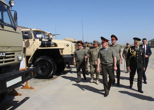 Belaruslu yüksək rütbəli hərbçilər Azərbaycandakı hərbi hissədə - FOTO