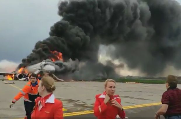 Кадры спасения пассажиров SSJ-100 - ВИДЕО