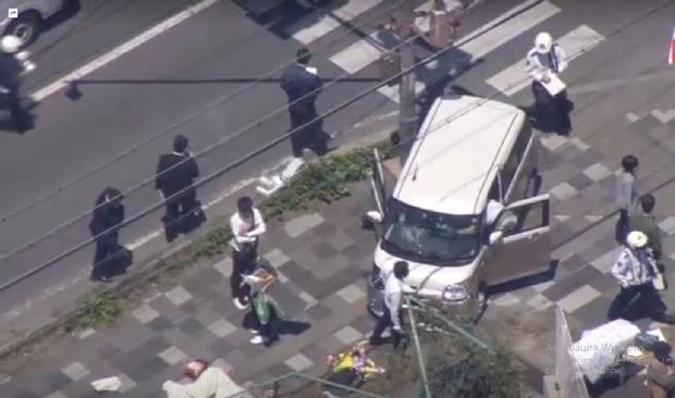 В Японии минивэн врезался в группу детей - ВИДЕО