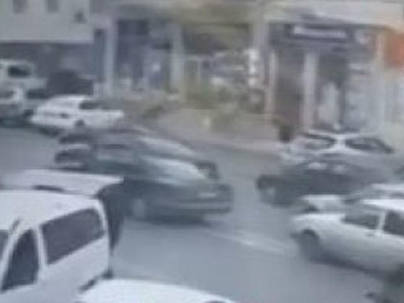 Bakıda qadın sürücü piyadanı vurub digər maşına çırpdı - VİDEO