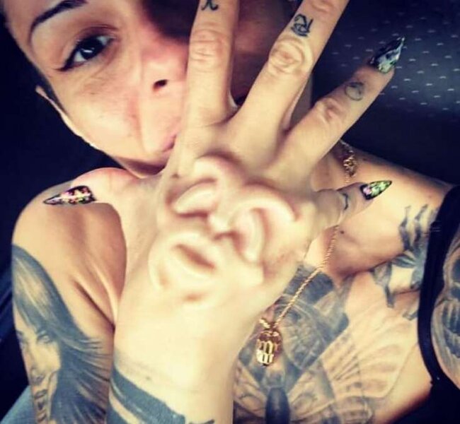 Belə çılğınlıq görülməyib - Dərilərinin altına görün nə edirlər? - şok fotolar