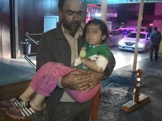 İki it 5 yaşlı qızın üstünə hücum çəkdi, dişlədi - Dəhşətli görüntü anbaan kameralarda - video