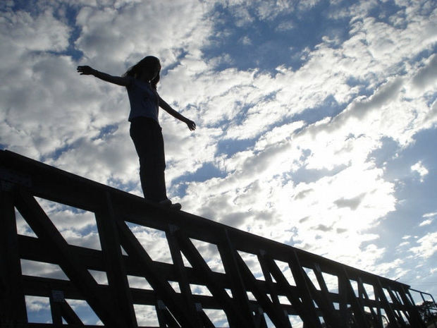 В Баку женщина пыталась броситься с моста - ВИДЕО