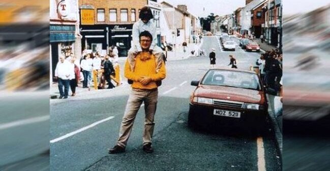 Bu fotodakı ata-qız bir neçə saniyə sonra baş verəcək faciədən xəbərsizdir