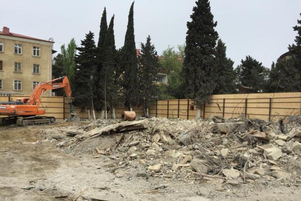 Ağaclarla bağlı “Təbriz Center”in rəhbərinə məcburi göstəriş verildi