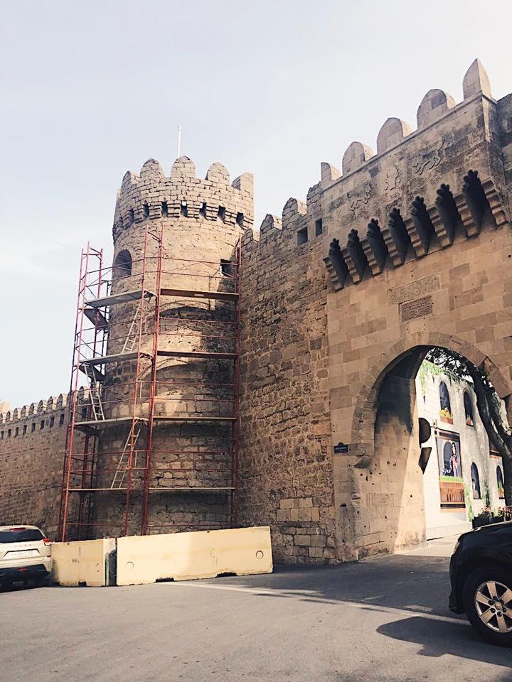 На Парных крепостных воротах в «Ичеришехер» ведутся работы по консервации (ФОТО)