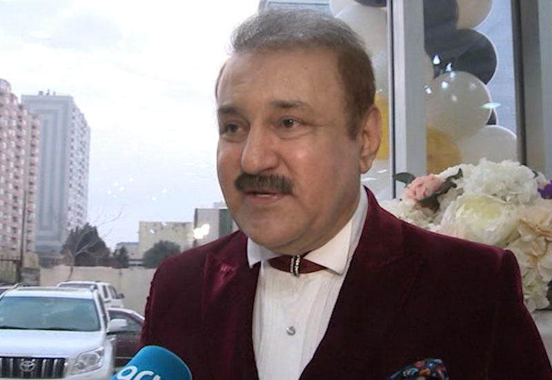 “Geyinə bilmirəm, utanıram” - Transparan geyimdə efirə çıxan əməkdar artist - VİDEO