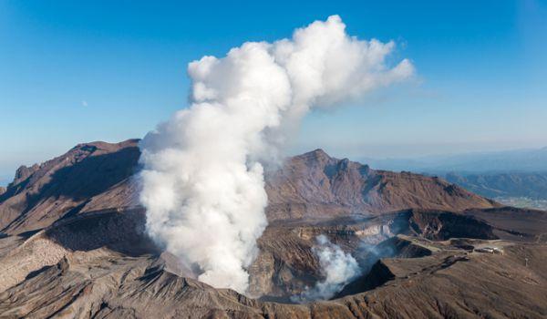 В Японии началось извержение вулкана Асо