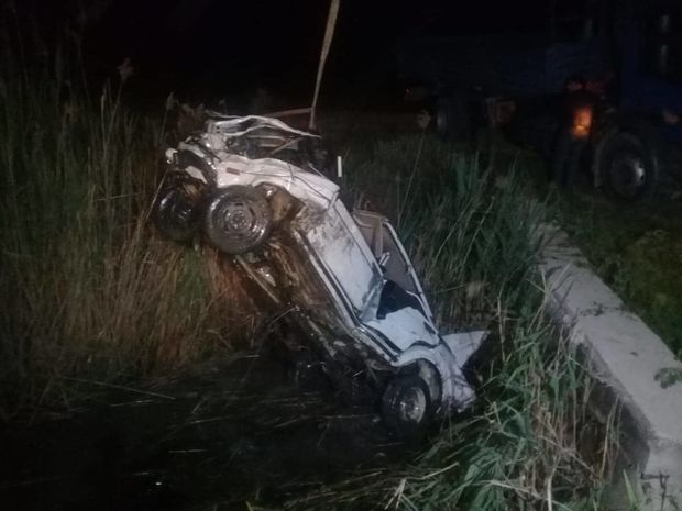 Sabirabadda avtomobil su kanalına düşüb, ölənlər var