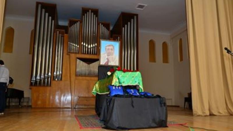 Həyat yoldaşı Arif Məlikovla vida mərasimində - Fotolar + Yenilənir