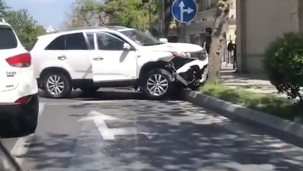Bakıda səfirlik qarşısında qəza - VİDEO