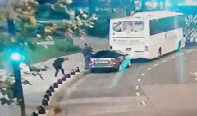 Deputat parlament qarşısında güllələndi – Video