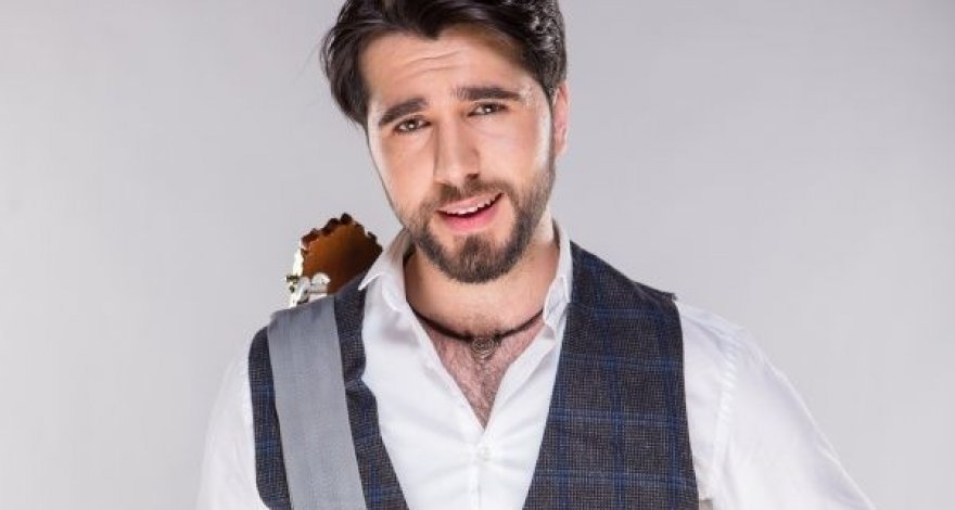 Чингиз Мустафаев продемонстрировал мастерство исполнения на нескольких музыкальных инструментах – ВИДЕО