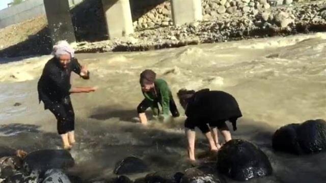 Dərədə zarafatlaşan 2 tələbə faciəvi şəkildə öldü - VİDEO