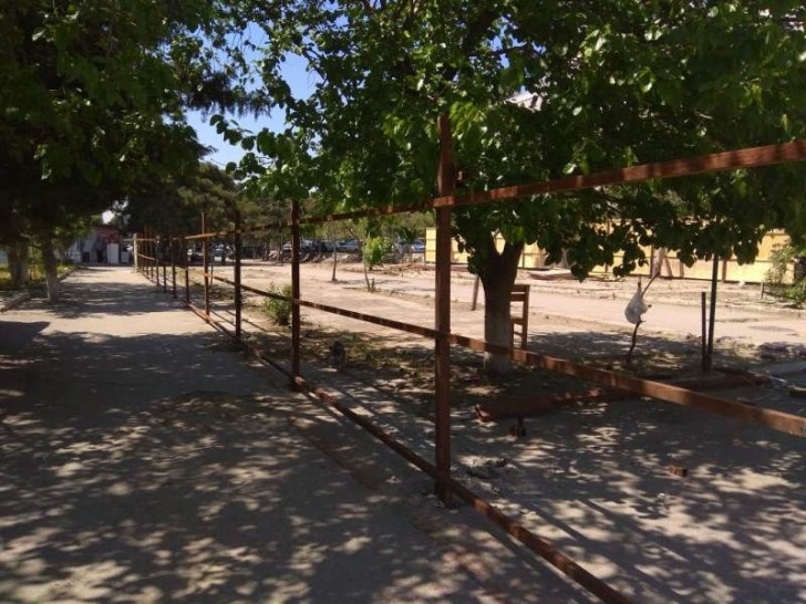 İcra başçısı binanın həyətini və yolunu hasarlayır- Sakinlər ETİRAZ ETDİ/FOTOLAR