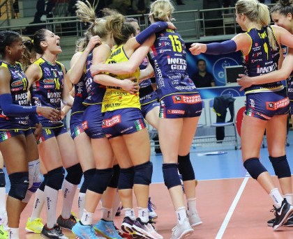 Voleybolçu qızlar kubokla birlikdə çılpaq şəkil çəkdirdilər – Foto