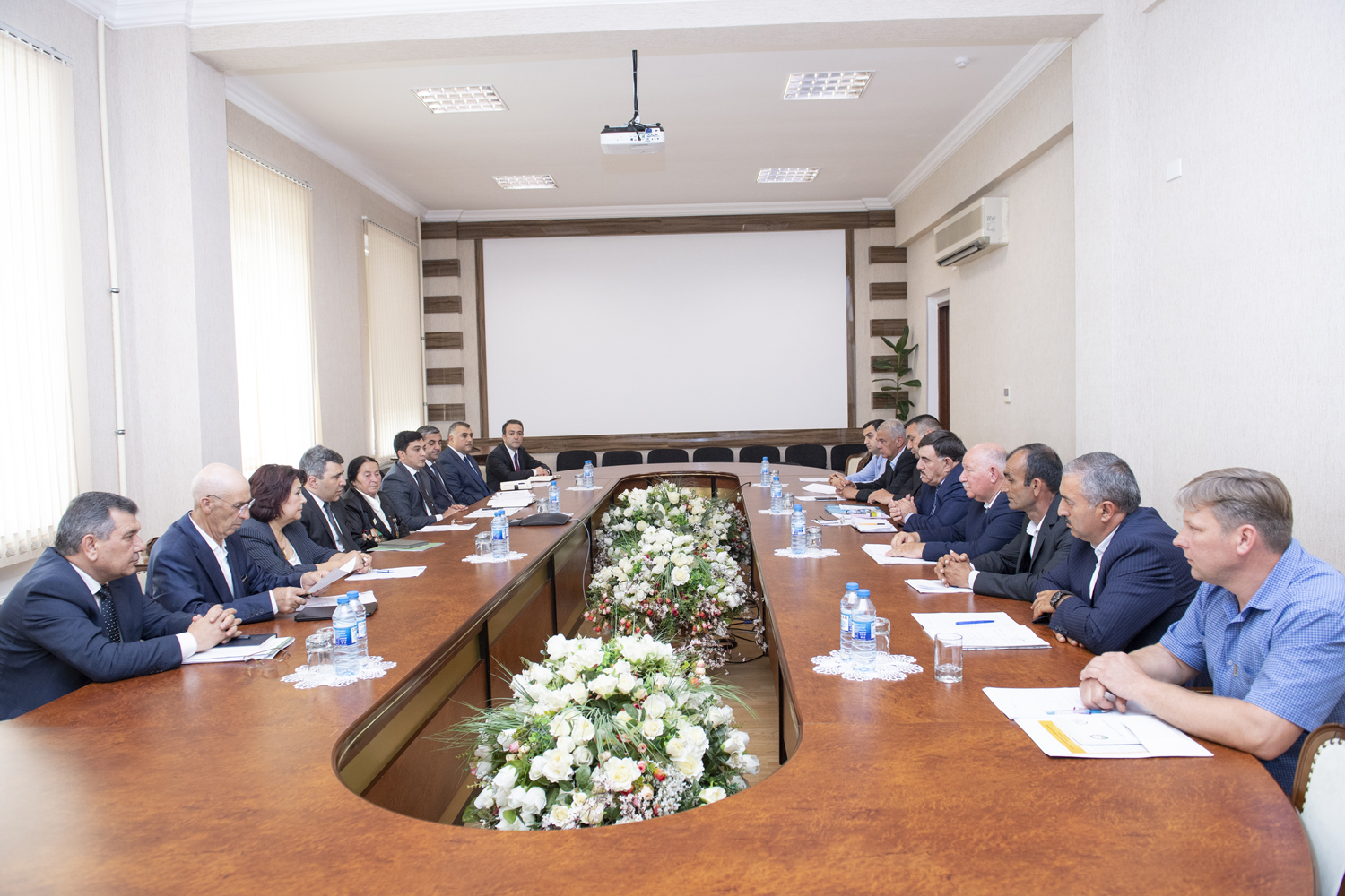 KƏND TƏSƏRRÜFATI NAZİRLİYİNDƏ FERMERLƏR ŞURASININ NÖVBƏTİ TOPLANTISI KEÇİRİLİB