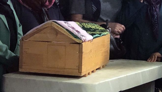Dəfn zamanı RƏZALƏT: Tabut yerə düşdü və... - VİDEO