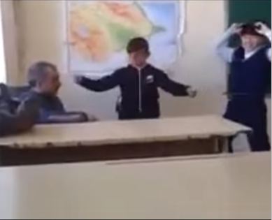 Azərbaycanda məktəbdə NÖVBƏTİ RÜSVAYÇILIQ: 2 oğlan şagird müəllimin gözü önündə... - VİDEO