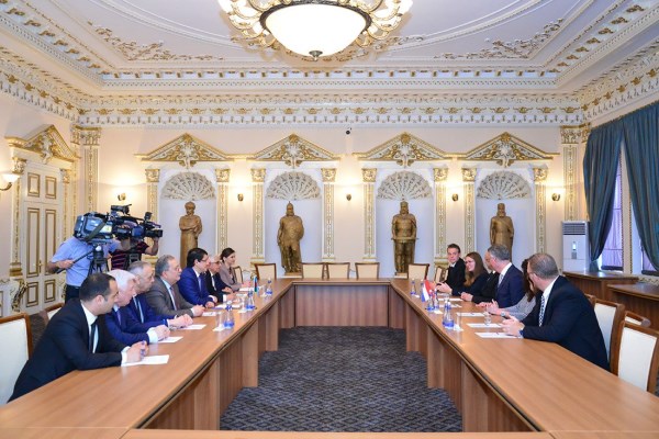 Diaspor Komitəsi azərbaycanlı partizanın qızını medalla təltif etdi (FOTOLAR)