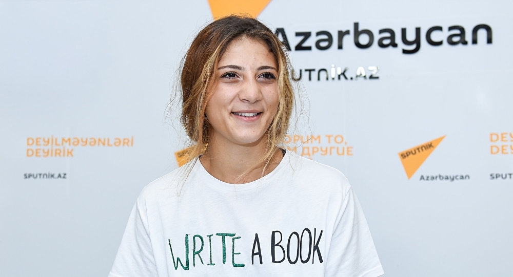 Məşhur azərbaycanlı boksçu Bakının mərkəzində qadını əzişdirdi - FOTO