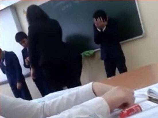 Bakıda müəllimdən azyaşlı şagirdə qarşı şok hərəkət - Anbaan VİDEO