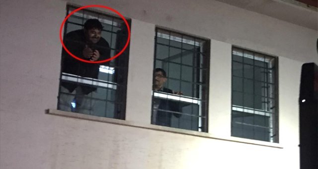 Kişinin başı dəmir barmaqlıqlara ilişib qaldı - fotolar