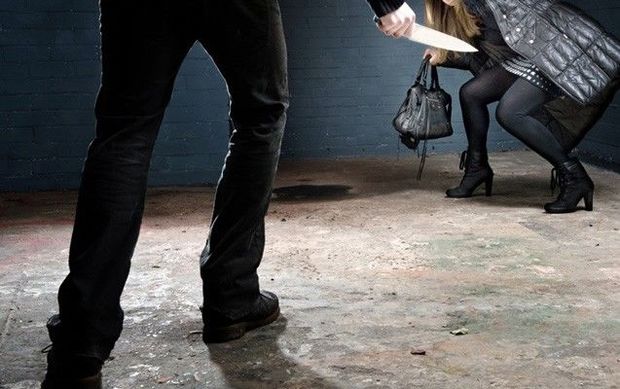 Arvadının işləməsini istəməyən kişi iş yerinə getdi - Qadını öldürdü