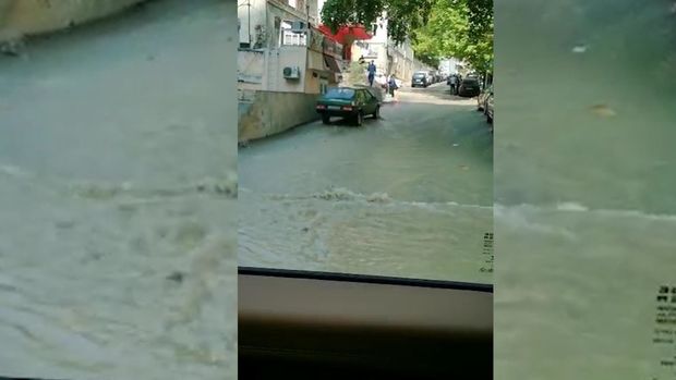 Bakının mərkəzini su basdı - VİDEO