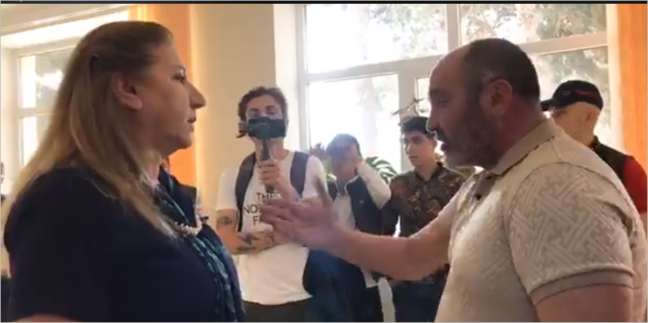 Bakıda intihar edən 5-ci sinif şagirdi Fatimənin atası məktəbə hücum etdi: 