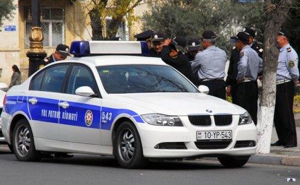 Bakıda yol polisi başını qaşıyan jurnalistə cərimə yazdı