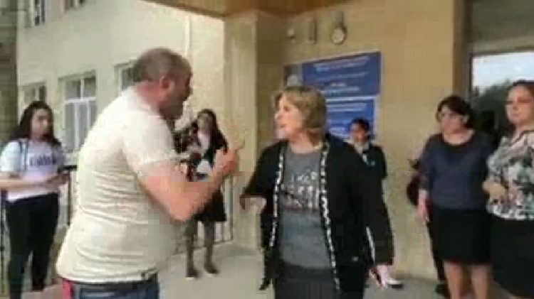 İntihara cəhd edən şagirdin atası 109 saylı məktəbdə təhqir edildi- VİDEO