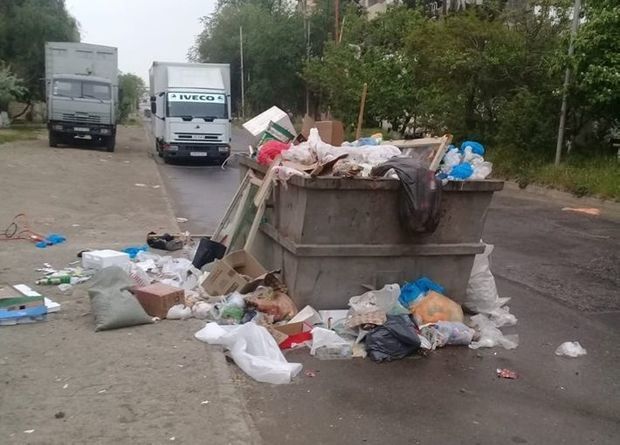 В Сумгайыте мусорный контейнер стоит прямо на дороге - ФОТО