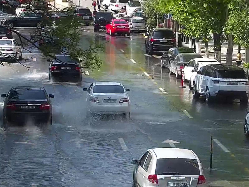 Bakının mərkəzində su kəmərindəki qəza aradan qaldırılıb
