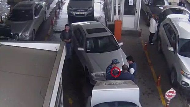 Gömrükçülərə rüşvət təklif etdi, kameraya düşdü - VİDEO