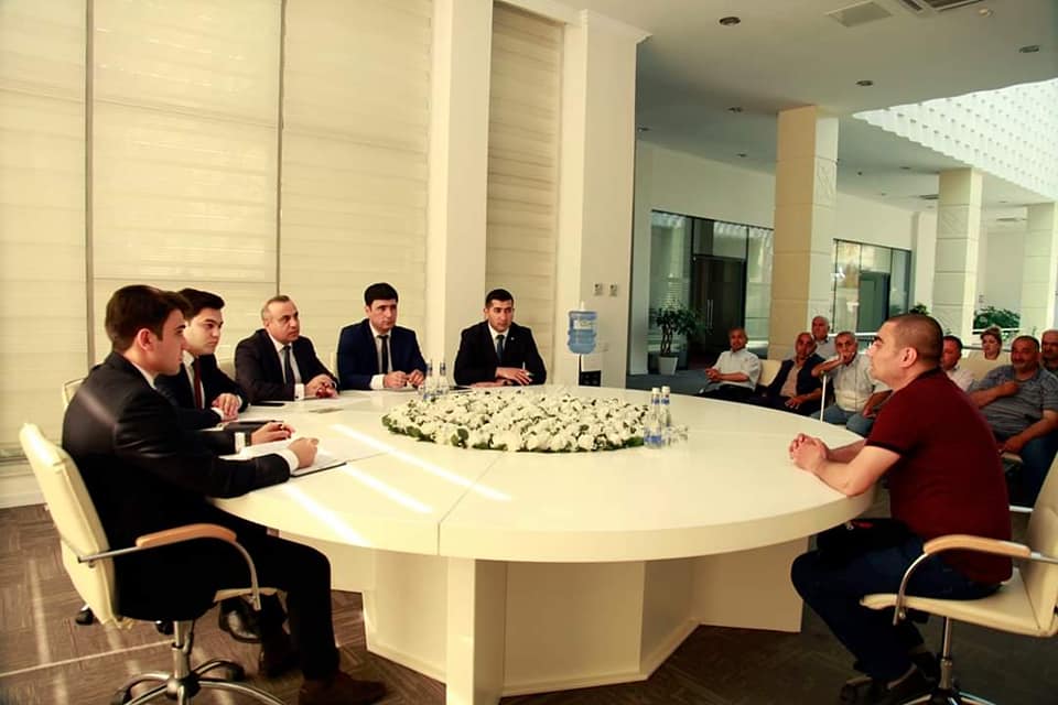 Azay Quliyev seçicilərini qəbul edib.