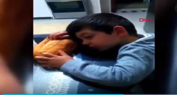 Sahura qalxan 4 yaşlı uşağın videosu izlənmə rekordu qırır: Çörəyi qucaqlayıb yuxuladı