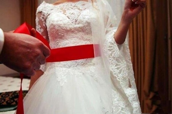 Azərbaycanlı evli qadın özünü bakirə qız kimi qələmə verib ərə getdi - FOTO