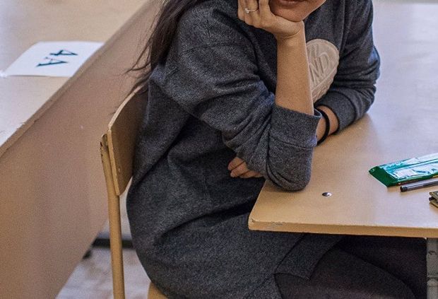 Bakı məktəbində qıza bez verildi - Aləm bir-birinə dəydi