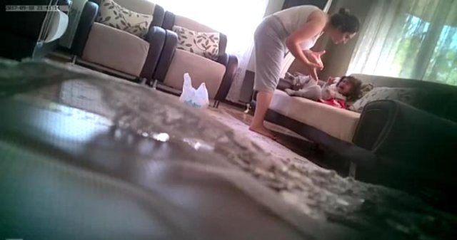 Qızının bədənində ləkələr görən ata evinə kamera yerləşdirdi, gördüklərindən şoka düşdü - video