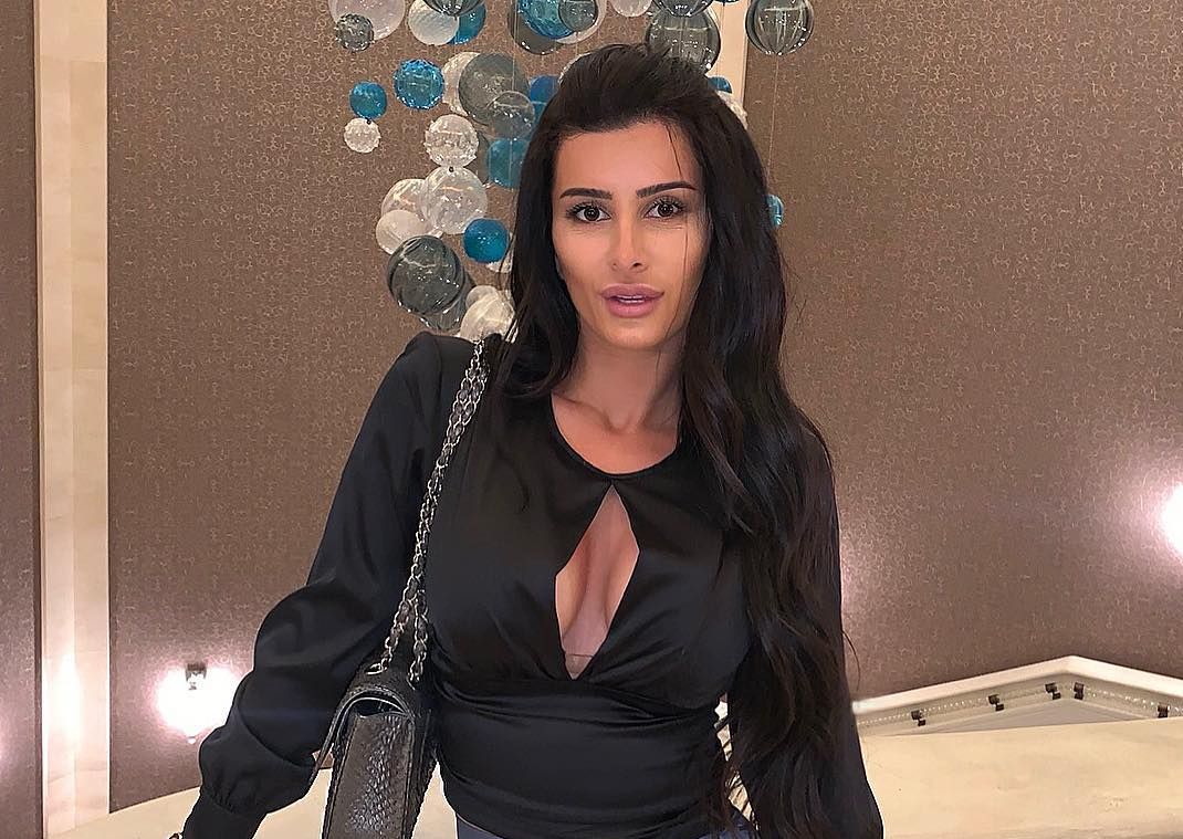 Azərbaycanlı qızın yarıçılpaq fotoları səs-küyə səbəb oldu - FOTO