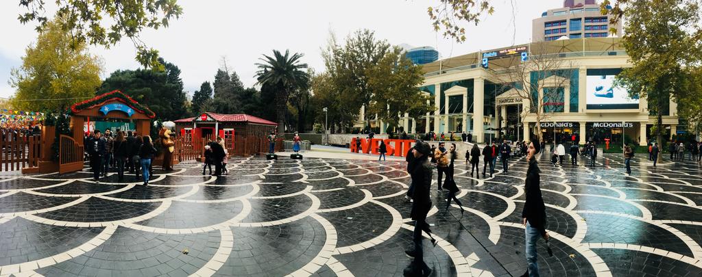 Bakının mərkəzində biabırçılıq - Gənc küçədə yarıçılpaq gəzdi - VİDEO