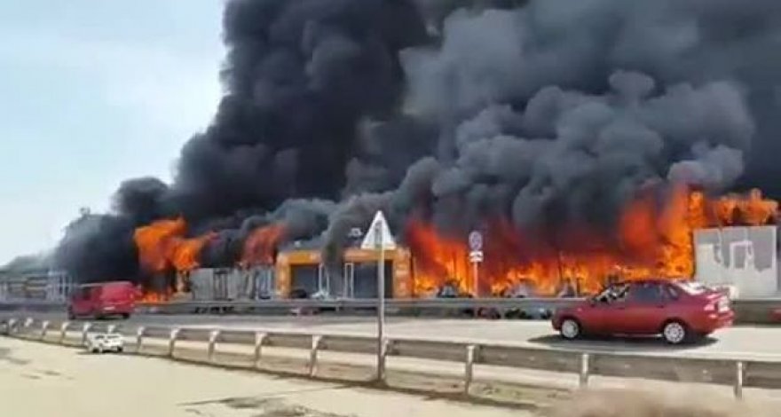 В Сильный пожар в маркете в Баку, есть пострадавшие