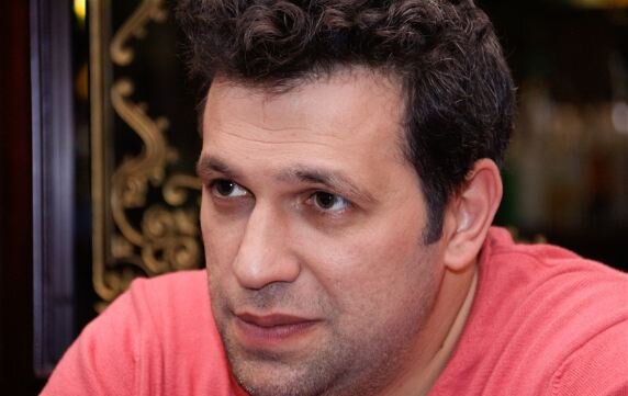 Bu da Taleh Yüzbəyovun blogger xanımı və övıadları - FOTO